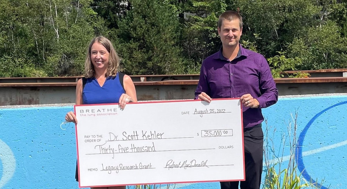 Scott_presenting_big_cheque