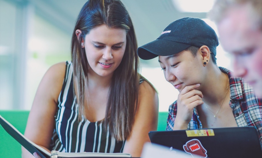 2 students collaborating with their computers