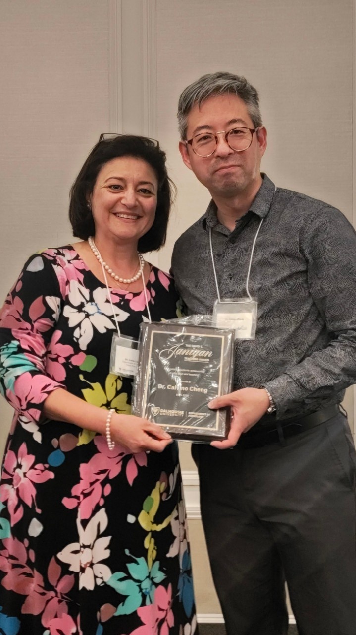 Dr. Calvino Cheng accepts the David T. Janigan Teaching Award