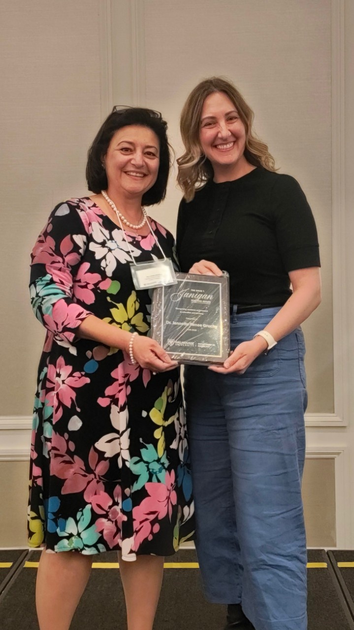 Dr. Calvino Cheng accepts the David T. Janigan Teaching Award