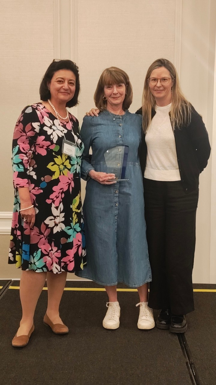 Dr. Calvino Cheng accepts the David T. Janigan Teaching Award
