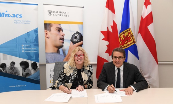 Alice Aiken (left), Dalhousie vice-president research and innovation, signs the new agreement with Alejandro Adem, chief executive officer and scientific director of Mitacs. (Danny Abriel photo) Alice Aiken (left), Dalhousie vice-president research and innovation, signs the new agreement with Alejandro Adem, chief executive officer and scientific director of Mitacs. (Danny Abriel photo)