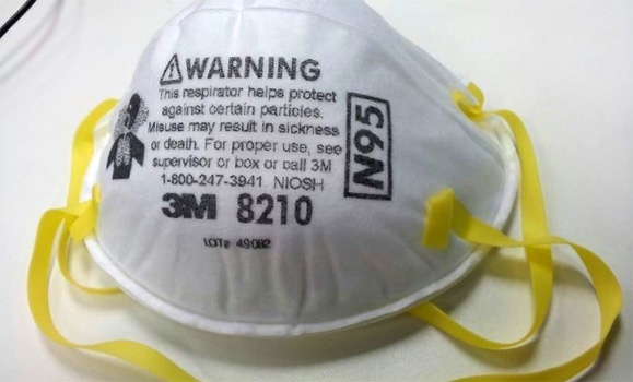 An example of an N95 face mask, commonly used in health care and other settings. (Photo used from Wikimedia under Creative Commons license).