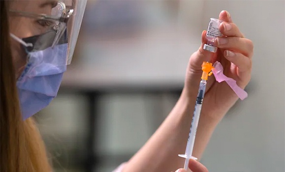 A health-care worker loads a dose of COVID-19 vaccine. (Photo used under Creative Commons license) A health-care worker loads a dose of COVID-19 vaccine. (Photo used under Creative Commons license)