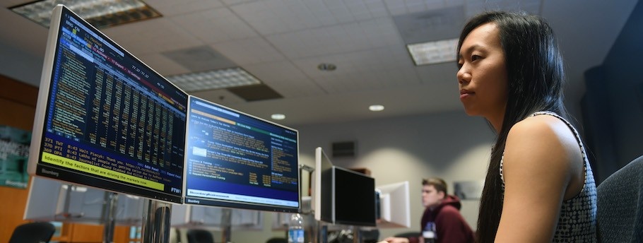 Student in Bloomberg lab 910